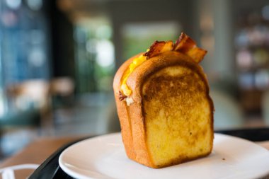 Jambon ve çırpılmış yumurtalı sandviç. Kapat.