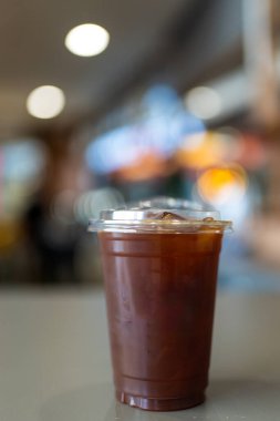 Pakette soğuk Americano kahvesi var. Soğuk içecek ürünü..