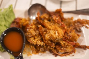 Sarımsaklı yumuşak kabuklu yengeç. Tayland yemeği.