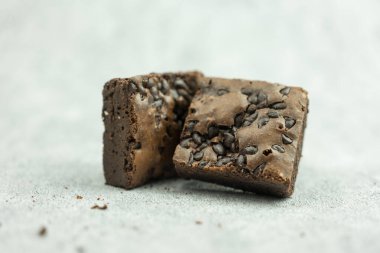 Çikolata parçacıklı mini çikolatalı kek, şekerleme ve tatlı konsepti..