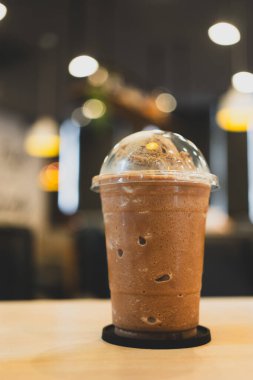 Kahve ve milkshake masada. Uzayı metin için kopyala. Seçici odak.