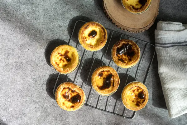 Taze pişmiş yumurtalı tart, geleneksel Portekiz tatlısı pastel de nata, kremalı tart.