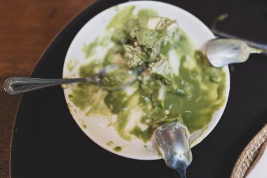 Yemek yedikten sonra, kirli tabak. Artıklar, kırıntılar, parçalar ve yiyecek izleri. Restoranlar ve kafeler için mutfak gereçleri konsepti