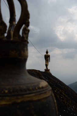 Buda heykeli, Tayland 'ın Chanthaburi Eyaleti' ndeki Khitchakut Milli Parkı 'na giderken çok güzeldir. Turistlerin ilgi odağı..
