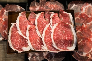 Yağlı dilimlenmiş biftek. Biftek tepsisi ya da shabu shabu için.