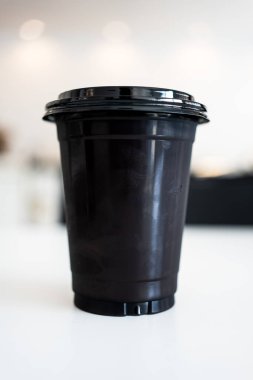 Buzlu Americano ya da kafedeki kahvecide sade kahve. Kahve dükkanında içecek..