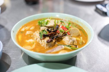 Tay çorbası Tom Yum ve deniz mahsulleri kasede