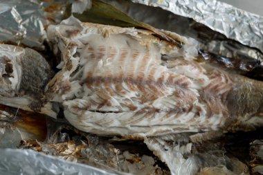 Tayland tuzu kabuklu ızgara balık folyo kağıdında