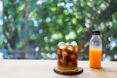 Sade kahve ve taze portakal suyu bir fincan buzlu kahve, portakal suyuyla buzlu kahve en lezzetli kombinasyonu. Tazeleyici yaz içeceği.