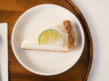 Lezzetli limonlu cheesecake dilimi. Üst görünüm