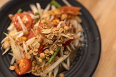 Siyah tabakta Tayland papayası salatası. Tayland yemeği.