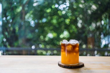 Kahve ve portakal suyu ile ahşap masa üzerinde mesajlaşmak için yeri olan lezzetli bir içecek.