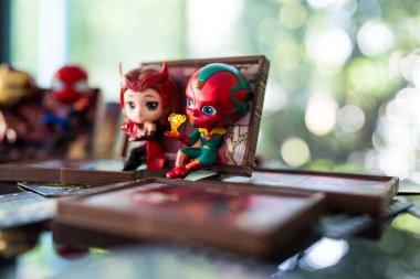 Bangkok, Tayland - 11 Kasım 2024: Vision and Wanda, Pop Mart mağazasından Frame Serisi Figürleri. Marvel x Pop Mart