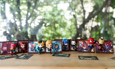 Bangkok, Tayland - 11 Kasım 2024: Pop Mart oyuncağı, Marvel Fotoğraf Çerçeve Serisi Figürleri koleksiyonu, hepsi Pop Mart 'ın 8 üyeli tasarımı.