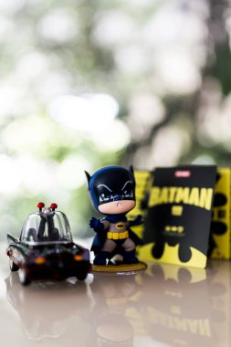 Bangkok, Tayland - 11 Kasım 2024: POP MART 'tan DC Batman 85. Batman 1966 TV dizisi