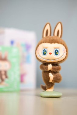 Bangkok, Tayland - 11 Kasım 2024: Güzel bir sanat oyuncağı Yoga Koçu gizlidir. Tahsilat Labubu Canavarlar Lazy Yoga Serisi POP MART