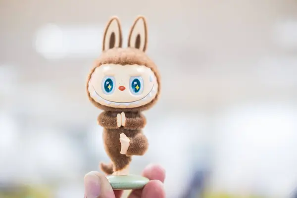 Bangkok, Tayland - 11 Kasım 2024: Güzel bir sanat oyuncağı Yoga Koçu gizlidir. Tahsilat Labubu Canavarlar Lazy Yoga Serisi POP MART