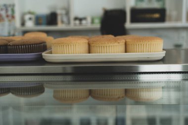 Kahve dükkanında tepside vanilyalı şifon kek.