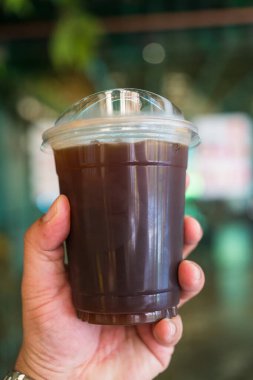 Plastik bir fincan buzlu siyah Americano kahvesi.