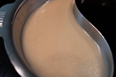 Shabu Shabu için domuz kemiği çorbası hazırla.