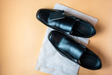 Siyah etiketli yeni siyah ayakkabılar