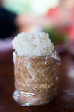 Örülmüş bambu sepetinde Tayland pilavı. Kapat.