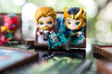 Bangkok, Tayland - 18 Kasım 2024: Thor ve Loki, Pop Mart mağazasından Frame Serisi Figürleri. Marvel x Pop Mart