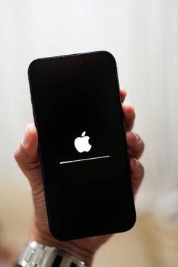 Bangkok, Tayland - 18 Kasım 2024: Elma iPhone 'da güncellenen, telefonla güncellenen yazılım