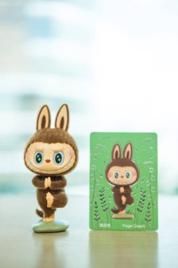 Bangkok, Tayland - 18 Kasım 2024: Güzel bir sanat oyuncağı Yoga Koçu gizlidir. Tahsilat Labubu Canavarlar Lazy Yoga Serisi POP MART