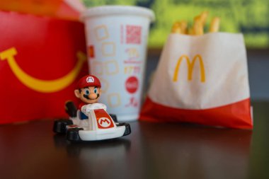 Bangkok, Tayland - 18 Kasım 2024 McDonald 'dan Mario Kart' ın mutlu yemek koleksiyonu. Klasik bir video oyunu. Mario Kart 8 Deluxe Happy Meals şu anda McDonald 's' da satılıyor.