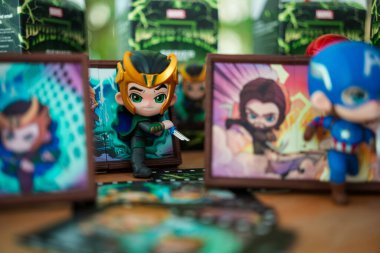 Bangkok, Tayland - 18 Kasım 2024: Loki, Pop Mart mağazasından Frame Serisi Figürleri. Marvel x Pop Mart