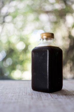 Bir şişe sade kahve soğuk içecek içecek, taze kahvaltı içeceği doğaya aykırı..
