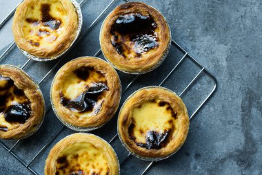 Lezzetli taze pişmiş yumurtalı tart. Rafta servis ediliyor.