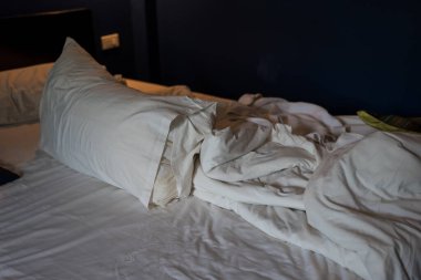 Eğlenceli bir geceden sonra bitmemiş ya da dağınık bir yatak. Yatak çarşafları ve yastıkları berbat.