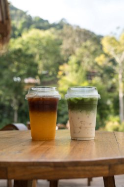 Sade kahve, portakal suyu ve yeşil çay ile ayrı tabaka taze süt. Yaz soğuk içeceği