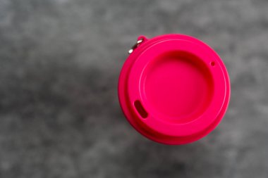 Pembe yeniden kullanılabilir bardak, Üst görünüm