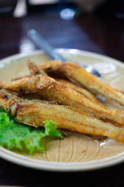 Kızarmış zerdeçal kefal. Pla Sai Tod zerdeçal: Tayland 'ın güneyinde altın çıtır çıtır olana kadar taze balıkla zerdeçal karıştırılmış taze balık