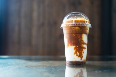 Hindistan cevizi sütlü buzlu kahve. Füzyon içeceği ve yaz içeceği