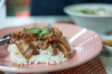 Pirinçli ızgara kırmızı domuz eti, Tayland yemeği.
