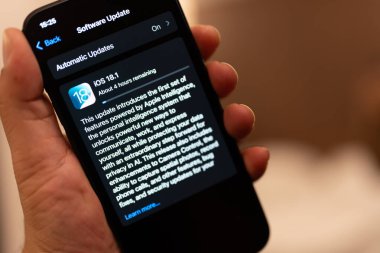 Bangkok, Tayland - 23 Kasım 2024: iOS 18.1 yazılım güncelleme bilgileri ile ekranı gösteriliyor