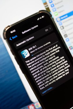 Bangkok, Tayland - 23 Kasım 2024: iOS 18.1 yazılım güncelleme bilgileri ile ekranı gösteriliyor