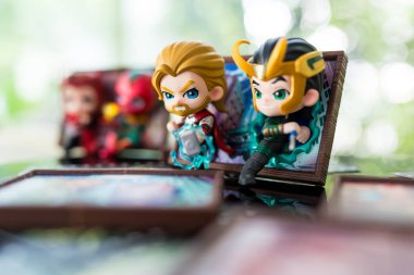Bangkok, Tayland - 23 Kasım 2024: Thor ve Loki, Pop Mart mağazasından Frame Serisi Figürleri. Marvel x Pop Mart