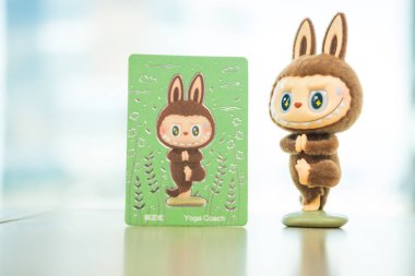 Bangkok, Tayland - 23 Kasım 2024: Güzel bir sanat oyuncağı Yoga Koçu gizlidir. Tahsilat Labubu Canavarlar Lazy Yoga Serisi POP MART