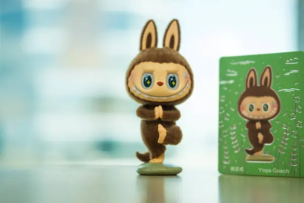 Bangkok, Tayland - 23 Kasım 2024: Güzel bir sanat oyuncağı Yoga Koçu gizlidir. Tahsilat Labubu Canavarlar Lazy Yoga Serisi POP MART