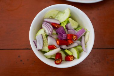 Ajad, ya da domuz yahnisi ile yenecek bir meze dilimlenmiş salatalıktan yapılır. Sirkeyle kaynatılmış şeker Doğranmış dolmalık biber ve soğan ekle.