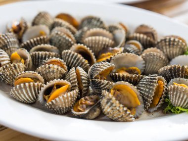 Buharda pişirilmiş midyeleri lezzetli sosla yiyebilirsin, Tayland yemeği deniz ürünleri.