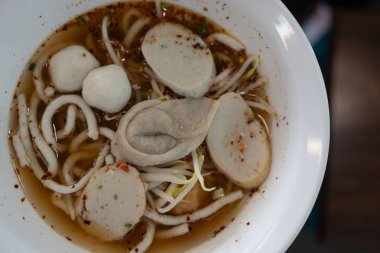 Beyaz kasede balık kuyruğu, balık köftesi çorbası tarifi. Üst görünüm