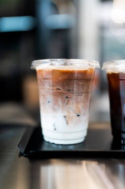 Kahve ya da sütlü buzlu kahve.