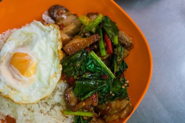 Kızarmış lahana, pirinçli ve yumurtalı gevrek domuz eti. Üst görünüm