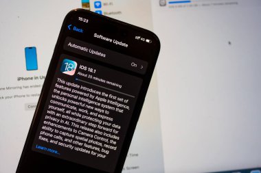Bangkok, Tayland - 26 Kasım 2024: Cep telefonundaki iOS 18.1 yazılım güncelleme bilgileriyle ekranı gösteriliyor
